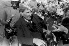 UCSC-00-024_1971_2_7_Lunch-for-Francis-Edmunds-receiving-flowers-while-visiting-UCSC-garden-from-Emerson-College-UK_photo-provided-by-Paul-Lee